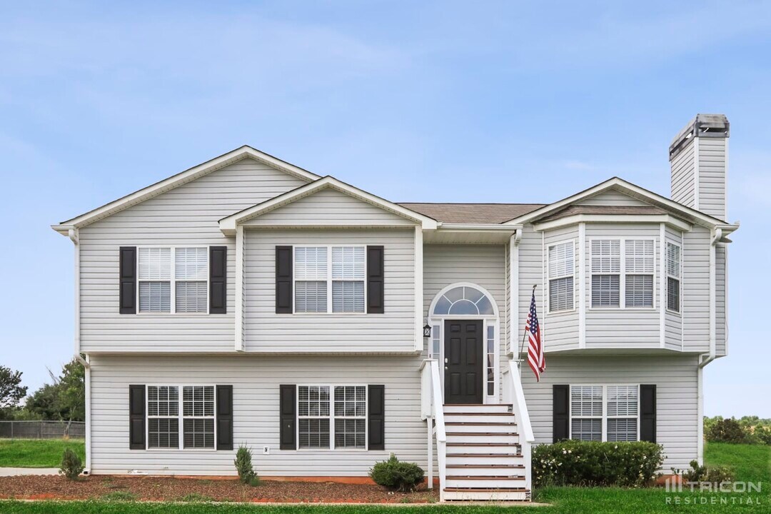 282 Clara Bell Way in Carrollton, GA - Building Photo