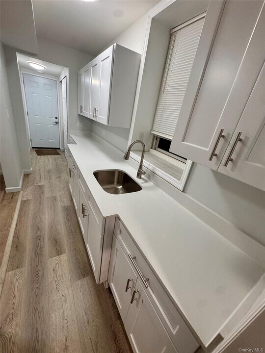 516 Morris Park Ave in Bronx, NY - Building Photo