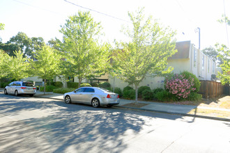 Pacific Townhomes in Santa Rosa, CA - Building Photo - Building Photo