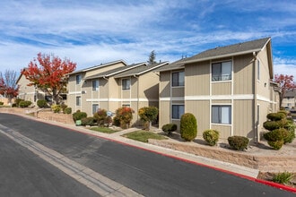 Bordeaux House Apartments in Atascadero, CA - Foto de edificio - Building Photo