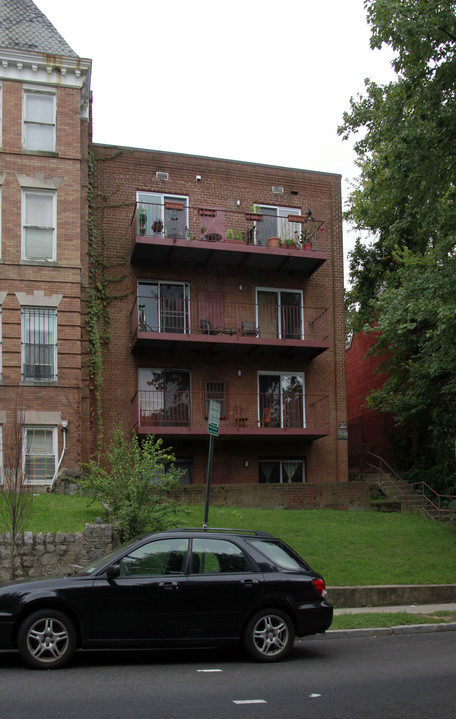 1700 Irving St NW in Washington, DC - Building Photo