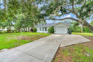 5852 Brickell Dr in North Port, FL - Building Photo