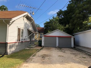 1018 W 5th St in Taylor, TX - Building Photo - Building Photo