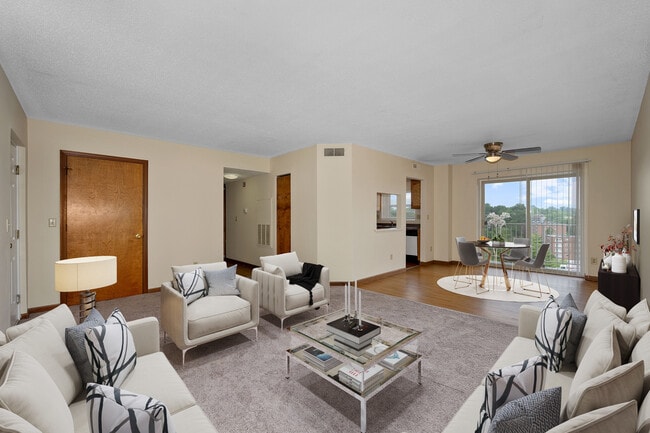 Vantage Pointe West Apartment Homes in Cincinnati, OH - Foto de edificio - Building Photo