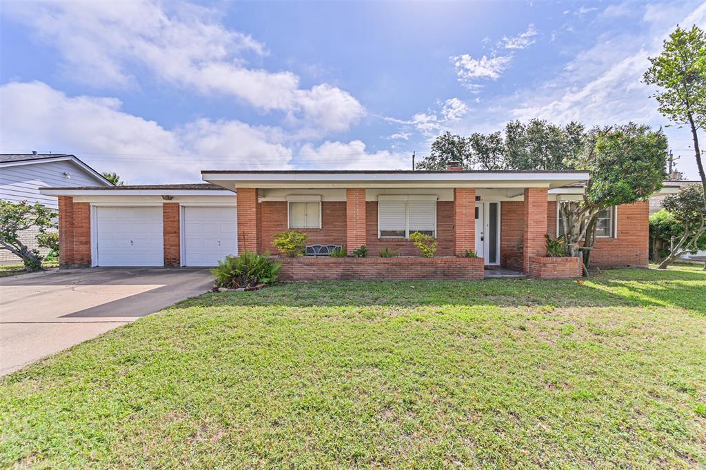 2920 Heron Dr in Galveston, TX - Building Photo