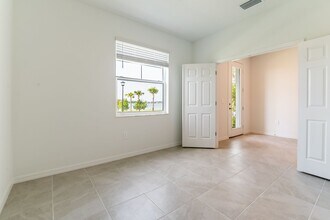 7484 Cabin Ln in Sarasota, FL - Building Photo - Building Photo