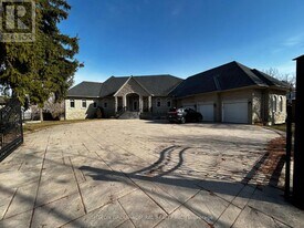 64 Hillside Ave in Vaughan, ON - Building Photo