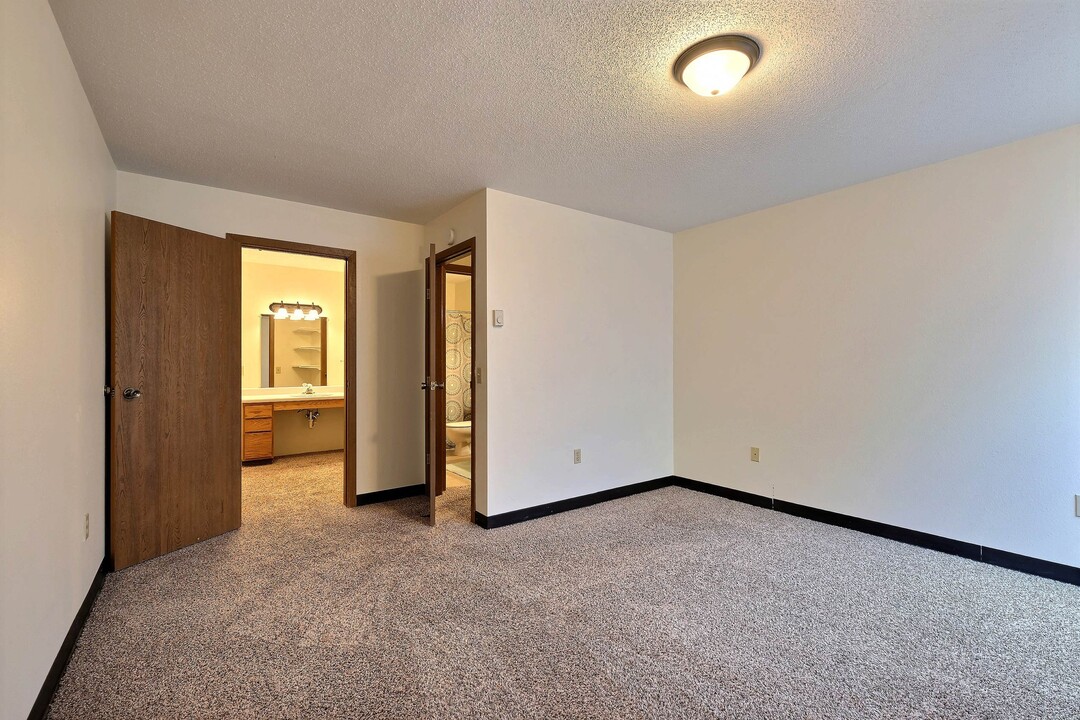 Prairiewood Meadows in Fargo, ND - Building Photo