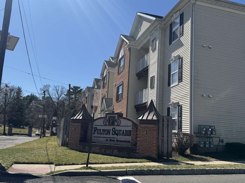 1332 Fernwood Ct in New Brunswick, NJ - Building Photo