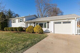 1705 Elmwood Dr in Bettendorf, IA - Building Photo