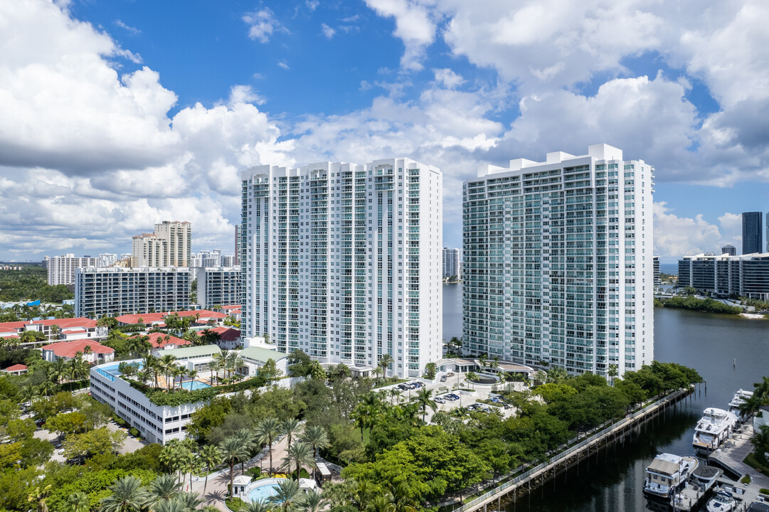 Villa Marina in Aventura, FL - Foto de edificio