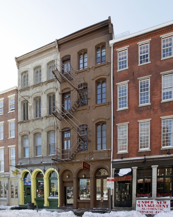 106 Chestnut St in Philadelphia, PA - Building Photo
