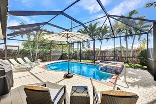 684 98th Ave N in Naples, FL - Building Photo