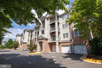 12120 Garden Ridge Ln, Unit 204 in Fairfax, VA - Building Photo - Building Photo