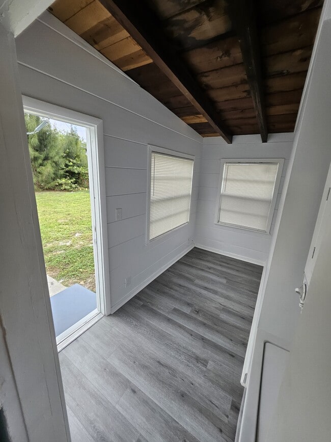 2121 NW 28th St in Oakland Park, FL - Building Photo - Building Photo