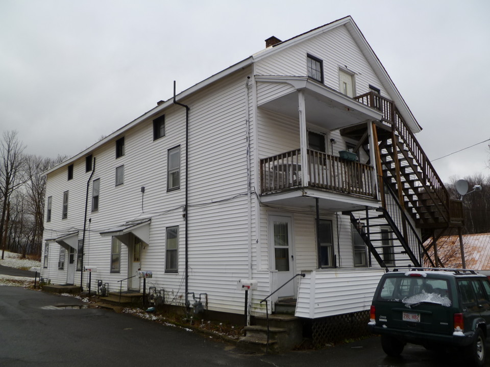 2-10 Phillips Hill in Adams, MA - Foto de edificio