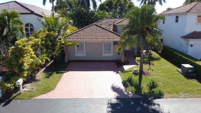 16404 SW 95th Ln in Miami, FL - Foto de edificio - Building Photo