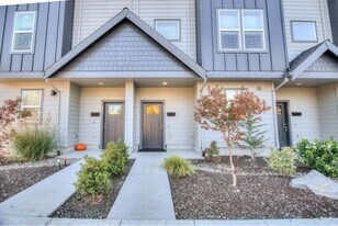 607 NE 92nd Ave in Portland, OR - Building Photo