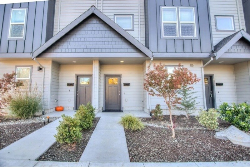 607 NE 92nd Ave in Portland, OR - Building Photo