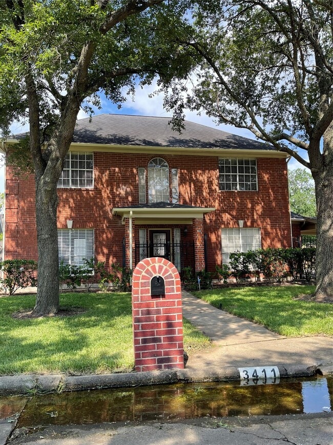 3411 Ashfield Dr