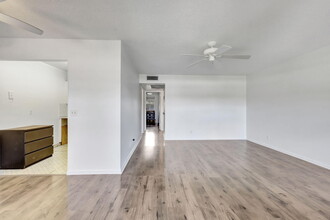 92 Hastings E in West Palm Beach, FL - Building Photo - Building Photo