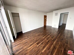 11727 Mayfield Ave in Los Angeles, CA - Building Photo - Building Photo