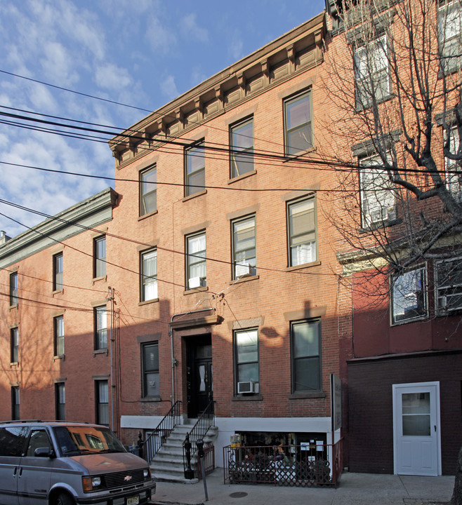 106 5th St in Hoboken, NJ - Building Photo