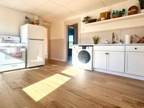 98 Maple St, Unit 3 in Easthampton, MA - Building Photo - Building Photo