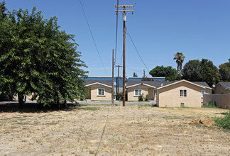 1327 Mono Dr in Modesto, CA - Foto de edificio - Building Photo