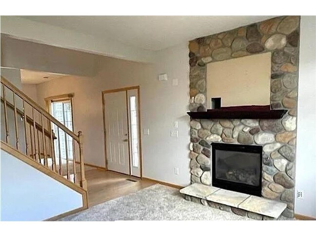 6597 Olive Ln N in Maple Grove, MN - Foto de edificio - Building Photo