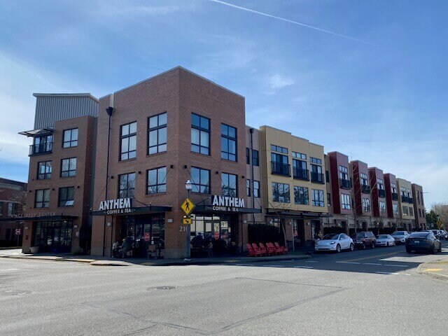 210 W Pioneer Ave in Puyallup, WA - Building Photo