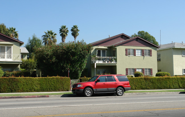 5854 Woodman Ave in Van Nuys, CA - Building Photo - Building Photo