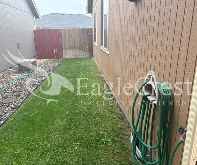 257 NW Laurella Ln in College Place, WA - Building Photo - Building Photo