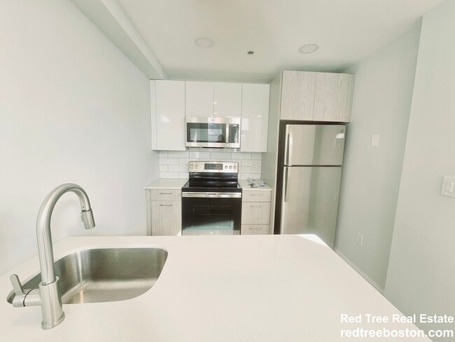 195 Park Dr in Boston, MA - Foto de edificio - Building Photo