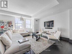 2 Avenue Rd in Toronto, ON - Building Photo - Building Photo
