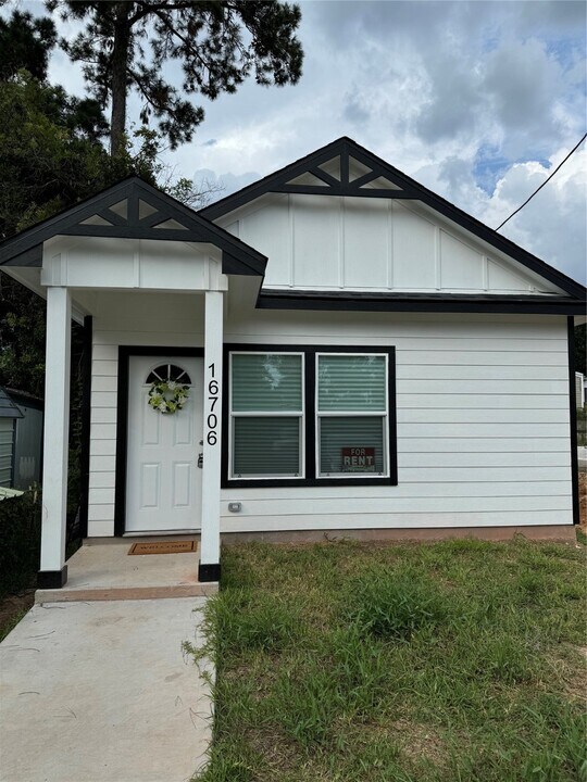 16706 E Hammon in Montgomery, TX - Building Photo
