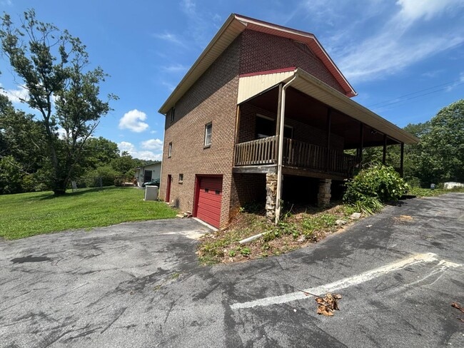 238 Paramount Dr in Bristol, TN - Building Photo - Building Photo
