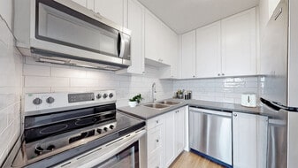 21 King St in London, ON - Building Photo