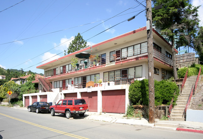 221 Escobar St in Martinez, CA - Foto de edificio - Building Photo