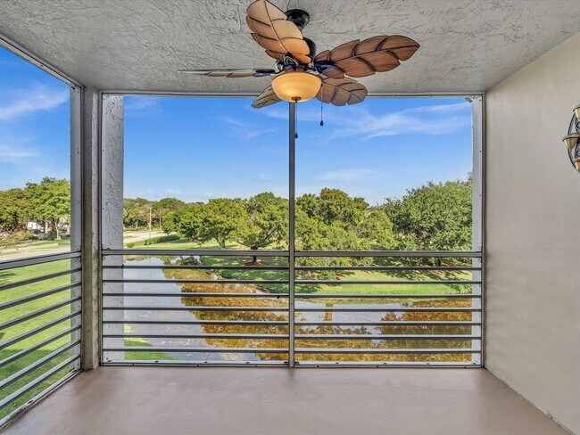 9470 Poinciana Pl, Unit 303 in Davie, FL - Foto de edificio - Building Photo