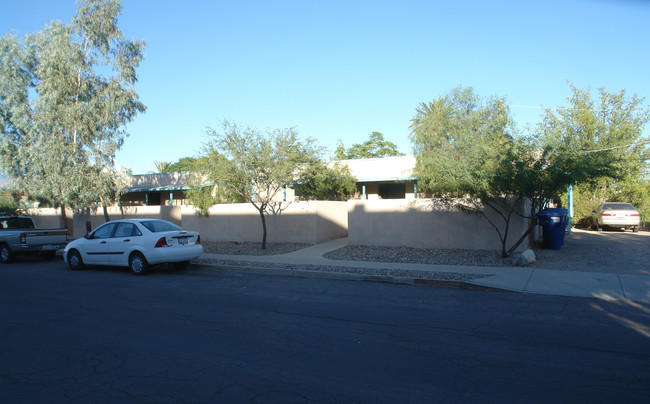 250 N Santa Rita Ave in Tucson, AZ - Foto de edificio - Building Photo