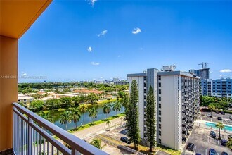 2025 NE 164th St in North Miami Beach, FL - Foto de edificio - Building Photo