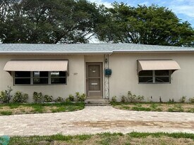 237 E Ilex Dr in West Palm Beach, FL - Building Photo