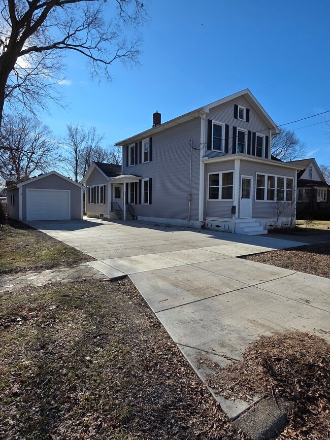 717 W Main St in Ottawa, IL - Building Photo - Building Photo