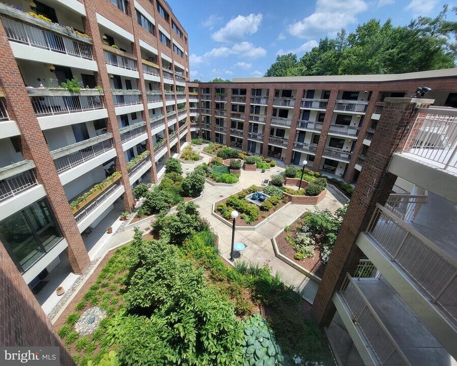 1951 Sagewood Ln in Reston, VA - Building Photo