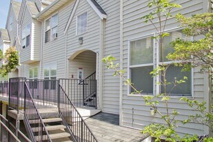 Hoodview Apartments in Portland, OR - Building Photo
