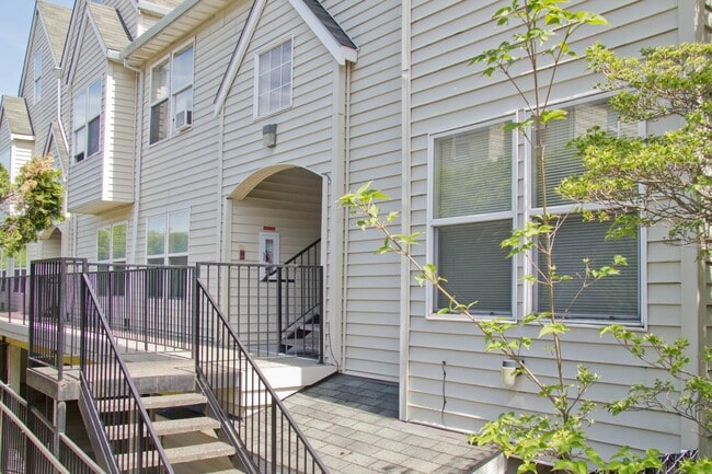 Hoodview Apartments