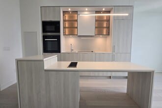 11 Yorkville Ave in Toronto, ON - Building Photo - Building Photo