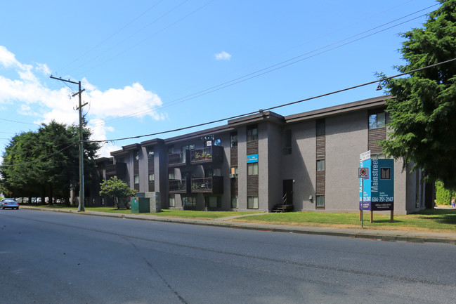 Pinetree Apartments in Abbotsford, BC - Building Photo - Primary Photo