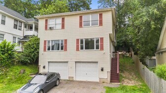 100 Meriden Rd in Waterbury, CT - Building Photo